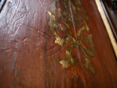... che sui pannelli di legno conserva i contorni a motivi dorati di un disegno ormai sbiadito